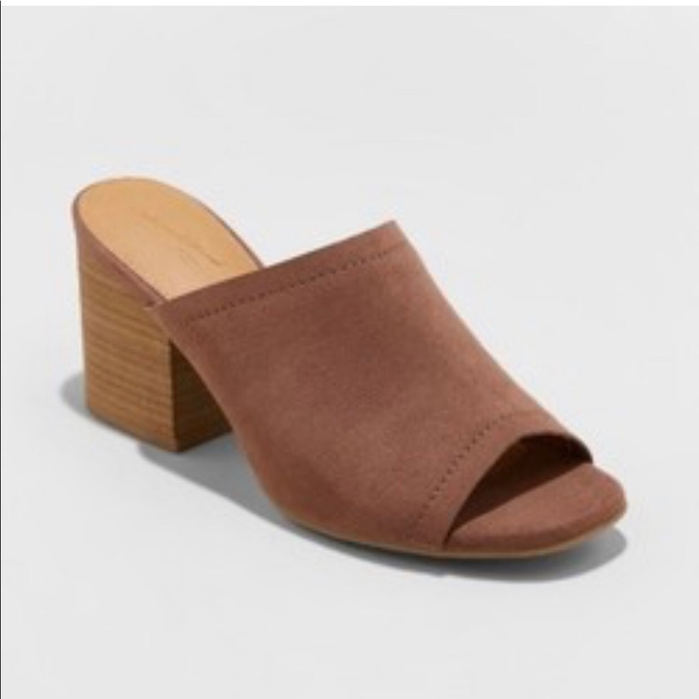 Woman shoes size 8w 7 w 1/2 new money back